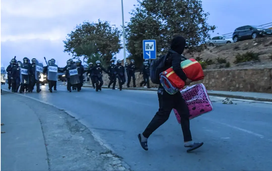 Espagne : Plus de 350 policiers mobilisés pour évacuer les derniers campements de migrants marocains à Ceuta