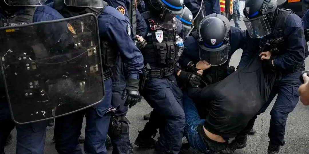 France: des avocats dénoncent des violences contre des lycéens placés en garde à vue