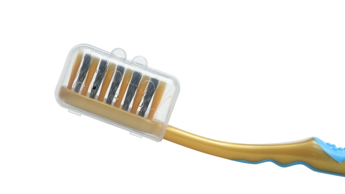 Brosse à dents : faut-il vraiment la ranger dans un étui ?